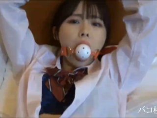 约了个吊带裙短发少妇，近距离拍摄口交沙发上猛操